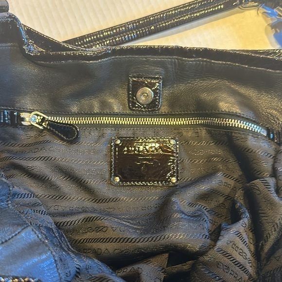 Prada authentic patent black and gold hobo bag with straps and inside pockets - Picture 9 of 16